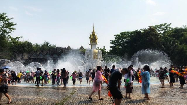 图片[4]-泼水节到处都是“拔拖鞋”名场面，网友：不要穿撒孩，就是不听劝-隆盛的微博